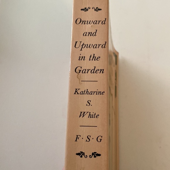 ONWARD AND UPWARD IN THE GARDEN - KATHARINE WHITE - Picture 2 of 3